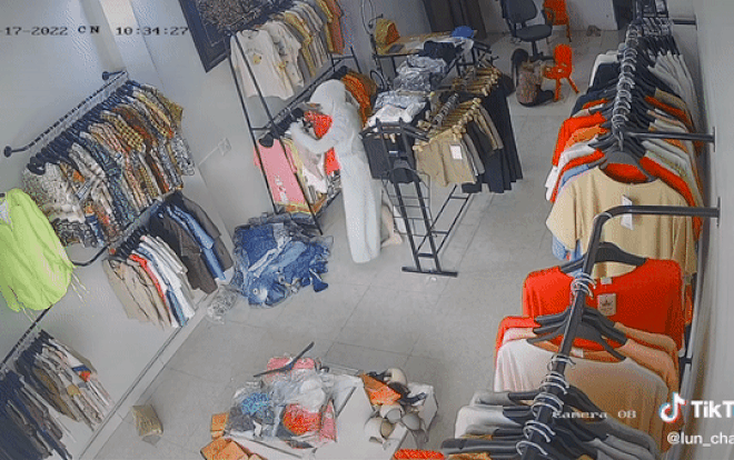 Clip: Vào shop quần áo giở mánh ăn cắp nhưng thao tác hậu đậu, tên trộm tự khiến 'phi vụ' đổ bể Ảnh 2