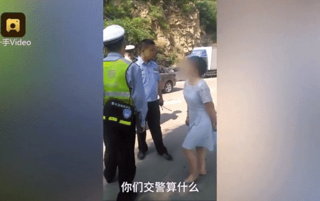 Bị cảnh sát giao thông 'túm', bà cô rút giày tấn công rồi nhận cái kết 'đắng ngắt' ngay sau đó Ảnh 2