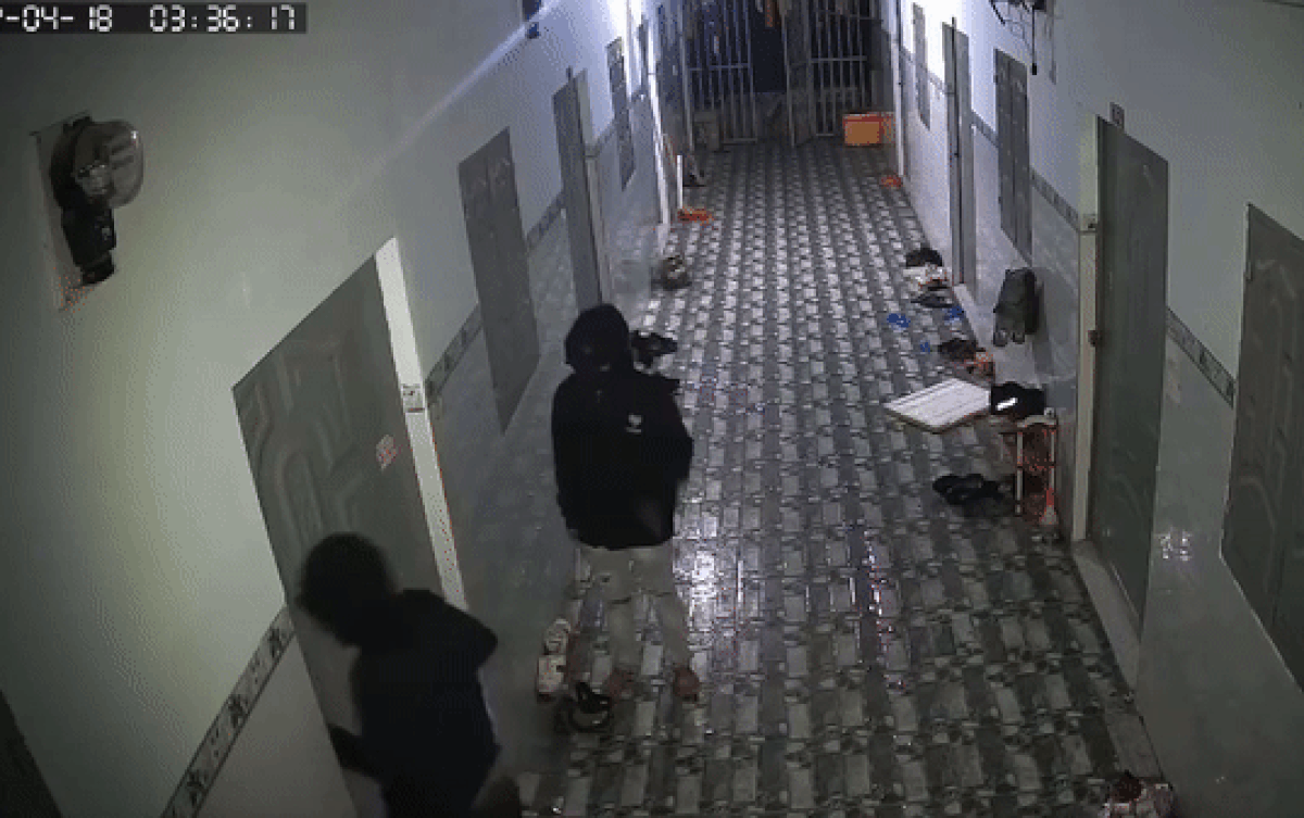 Clip: 2 thanh niên áo đen cầm hung khí cạy cửa phòng trọ lấy đi nhiều tài sản giá trị Ảnh 2