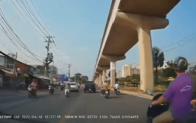 Lái xe máy tạt đầu ô tô, người đàn ông thoát chết lồm cồm bò dậy và hành xử đầy thách thức Ảnh 2