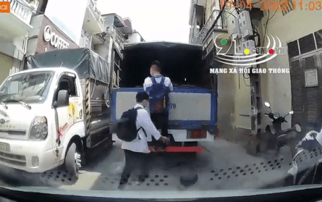 Clip: 2 nam sinh đu bám lên xe tải đang chạy và cú ngã nhớ đời ngay sau đó Ảnh 2