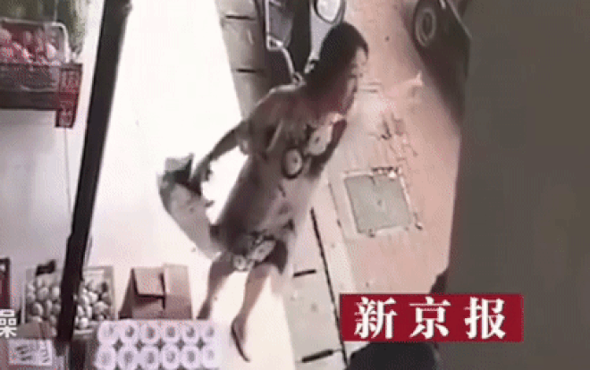 Bị người phụ nữ đánh liên tiếp vì giao hàng muộn 5 phút, anh shipper cố gắng rời đi nhưng vẫn không thoát Ảnh 2