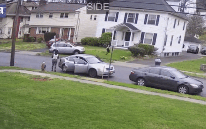 Clip: Kinh hoàng cảnh tài xế 'điên' đạp ga tấn công liên hoàn vào một cô gái trẻ ngay giữa đường phố Ảnh 2