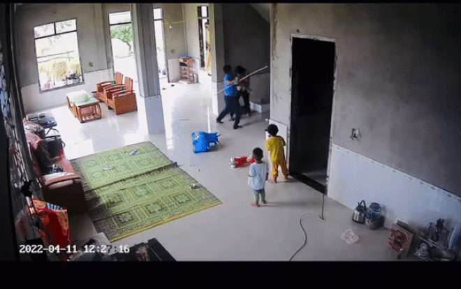 Clip: Đôi vợ chồng cầm hung khí quyết 'sống mái' với nhau giữa nhà, trước mặt hai con nhỏ đang gào khóc Ảnh 2