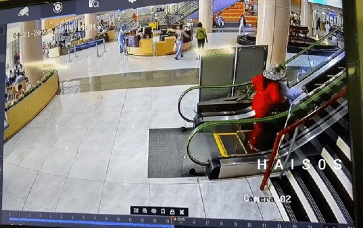 Chồng ngồi xe lăn được vợ đẩy lên thang cuốn và cảnh tượng sau đó khiến nhiều người thót tim Ảnh 2