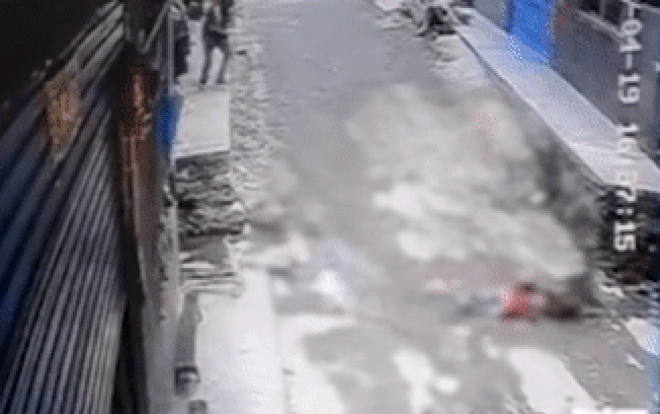 Khỉ con 'bắt cóc' bé gái đang chơi trước cửa nhà, diễn biến phía sau gây thót tim Ảnh 2