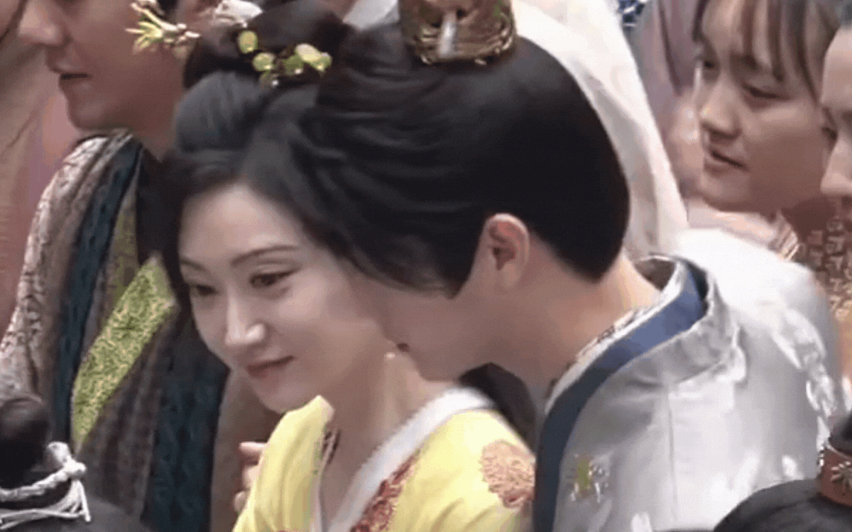 Hứa Khải ôm vai Cảnh Điềm trong hậu trường Lạc Du Nguyên, nhan sắc thế nào mà được khán giả tung hô? Ảnh 2