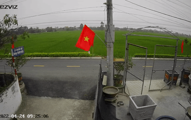 Clip: Đạp xe từ ngõ lao ra đường, bé trai bị xe tải húc văng, camera ghi lại cảnh tượng gây ám ảnh Ảnh 2