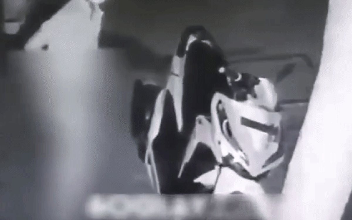 Thanh niên bảnh bao dừng xe trước cửa nhà dân, kéo quần rồi làm điều này khiến chủ nhà 'tức lộn ruột' Ảnh 2