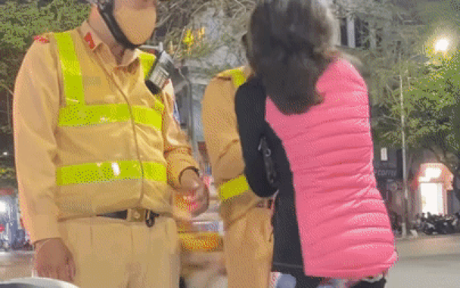 Clip: Bà cô lớn tiếng 'cãi cùn', hung hăng túm áo CSGT vì một lỗi sai cơ bản và cái kết 'đáng đời' Ảnh 2