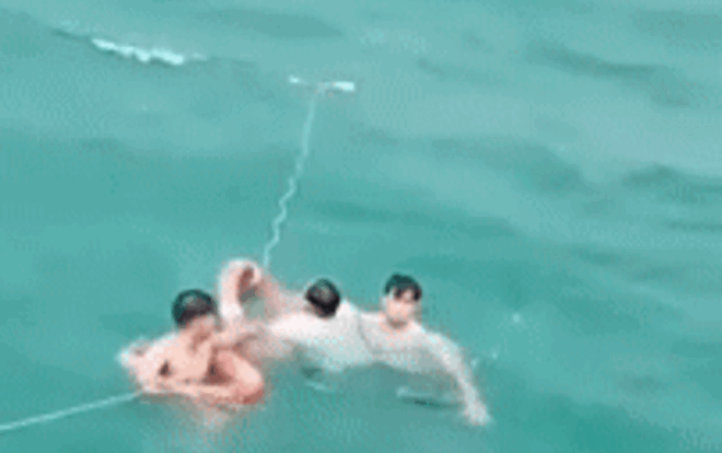 Clip: Đang trên tàu ra Phú Quốc, người đàn ông bất ngờ nhảy xuống biển Ảnh 2