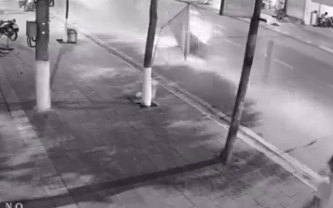 Thấy ô tô 'điên' lao lên vỉa hè, người đàn ông đang đi bộ làm một động tác 'nhanh như cắt' giúp thoát nạn Ảnh 2