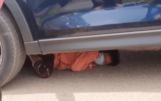 Cô gái nằm 'cố thủ' dưới gầm xe ôtô khiến nhiều người ngán ngẩm: 'Thôi ra đi, cho mấy ngàn mà ăn mì tôm' Ảnh 2