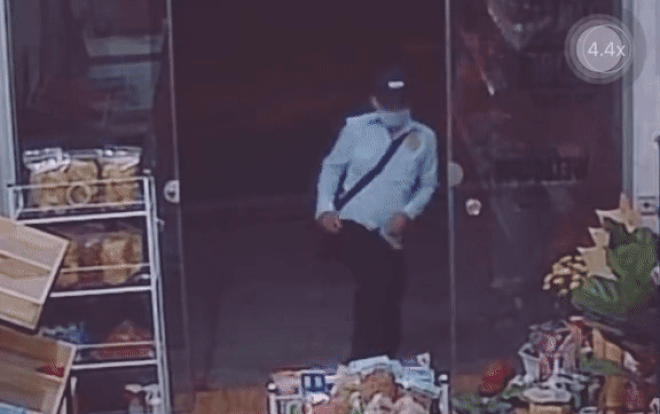 Clip: Chú bảo vệ lượn đi lượn lại trước hàng tạp hóa, 'bàn tay hư' bất ngờ thó đi một thứ trên bàn thờ Ảnh 2