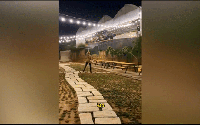 Nhân viên quán ăn ở Đà Lạt đu zipline phục vụ khay gà nướng Ảnh 2