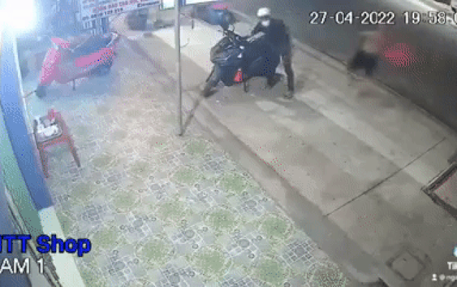 Clip: Đang trộm xe máy, nam thanh niên bị người đàn ông cầm ghế nhựa đuổi đánh tới tấp Ảnh 2