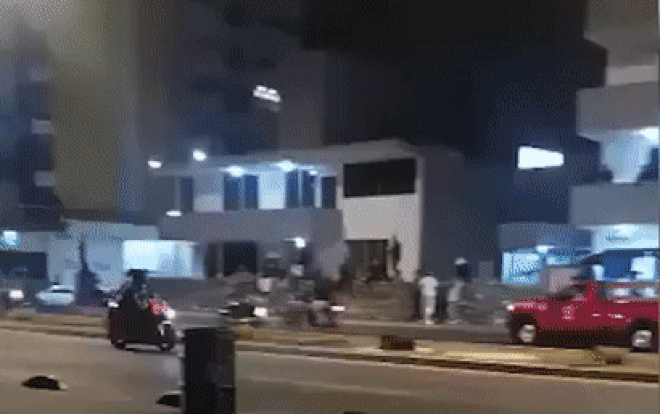 Clip: Thanh niên 'trổ tài' bốc đầu xe máy, cô gái ngồi sau hứng trọn hậu quả với cú ngã sấp mặt đau điếng Ảnh 2