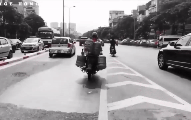 Clip: Hết hồn cảnh nam thanh niên chở nước lạng lách đánh võng, bốc đầu xe giữa phố đông Ảnh 2