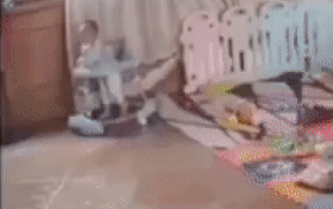 Nghe thấy tiếng con khóc, mẹ vội vàng 'lao như bay' đến bên, bất ngờ gặp tai nạn kinh hoàng Ảnh 2