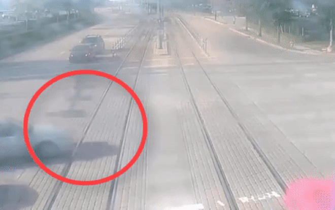 Tài xế ô tô cố tình vượt đèn đỏ, đâm trúng tàu hỏa và cái kết khó tin Ảnh 2