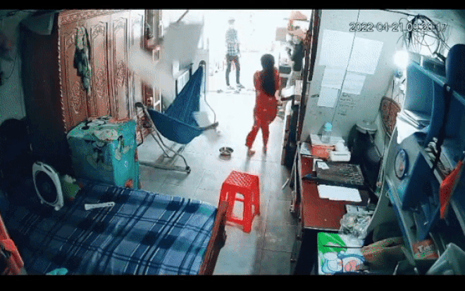 Tấm ốp trần đột ngột rơi như 'thác đổ' trúng vào người hai con, phản xạ của người mẹ khiến ai nấy nể phục Ảnh 2