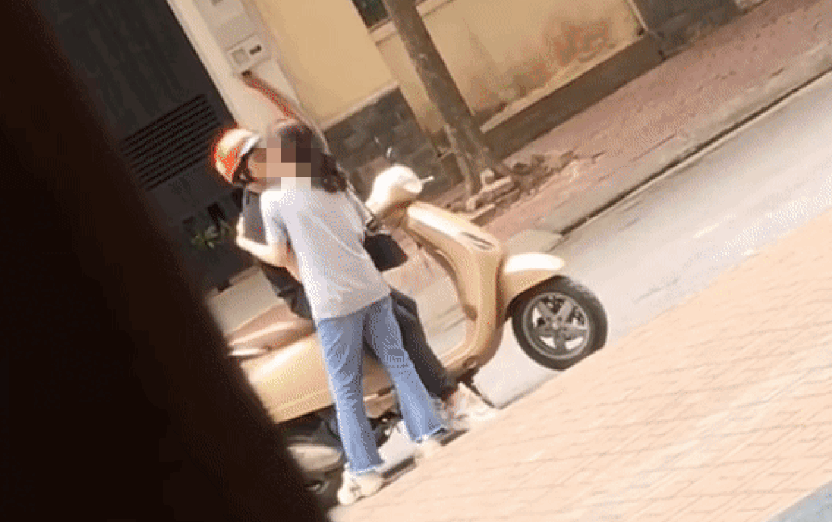Cặp đôi hôn nhau ngấu nghiến giữa ban ngày ở khu vực đông nhà dân bị chỉ trích Ảnh 2