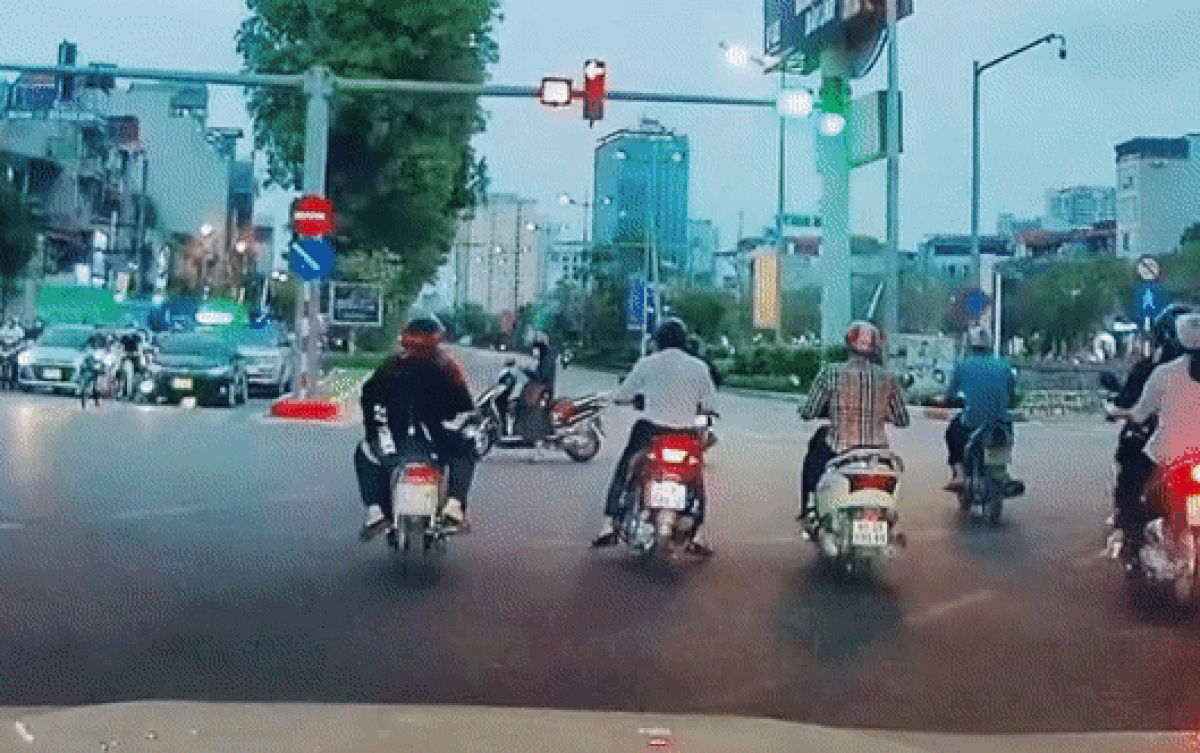 Nữ 'Ninja Lead' hồn nhiên đứng giữa đường bấm điện thoại, nhiều người ngoái nhìn với ánh mắt khó hiểu Ảnh 2