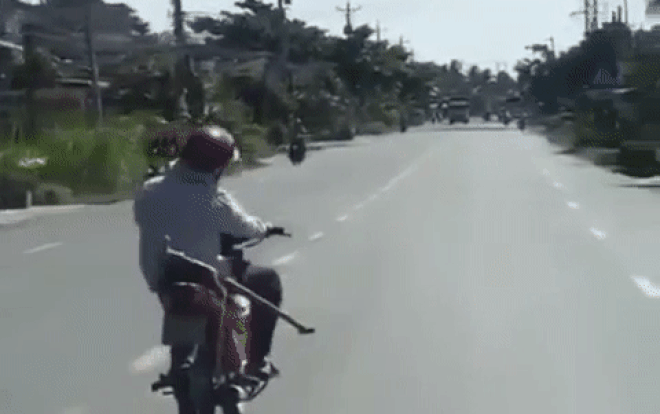 Clip: Người đàn ông say xỉn ngồi xiêu vẹo trên xe máy, cảnh tượng sau đó khiến ai nấy đều thất kinh Ảnh 2