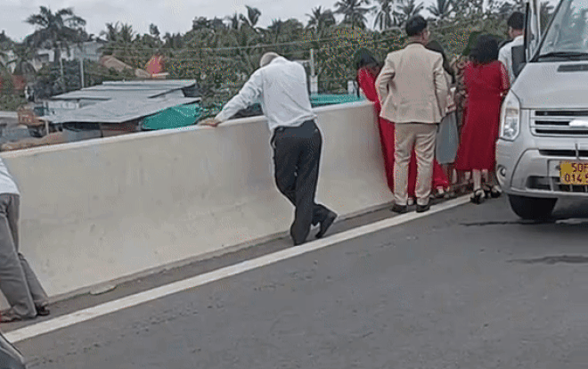 Clip: Rước dâu đúng ngày lễ 'tắc đường', hai bên gia đình đành 'bất lực' xuống xe... hóng gió Ảnh 2