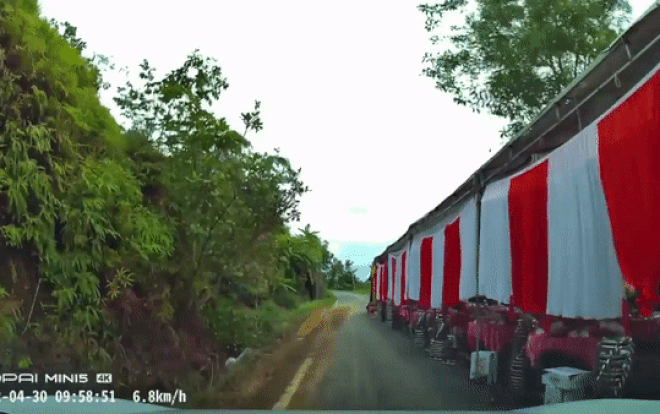 Clip: Gặp chướng ngại vật 'khổng lồ' giữa đường đèo quanh co, tài xế 'méo mặt' đánh lái Ảnh 2