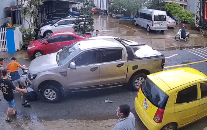 Clip: Kinh hoàng hai nhóm người hỗn chiến giữa đường phố, tài xế bán tải nằm gục trước đầu xe Ảnh 2
