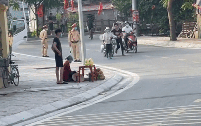 Đi xe máy nhưng lại không mang mũ bảo hiểm, thanh niên giở chiêu 'lươn lẹo' hòng qua mặt các chú cảnh sát Ảnh 2
