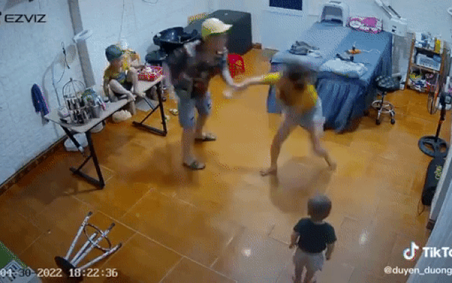 Clip: Xót xa cảnh hai con nhỏ nhìn bố mẹ 'tung cước', đấm rồi tát nhau bùm bụp giữa nhà Ảnh 2