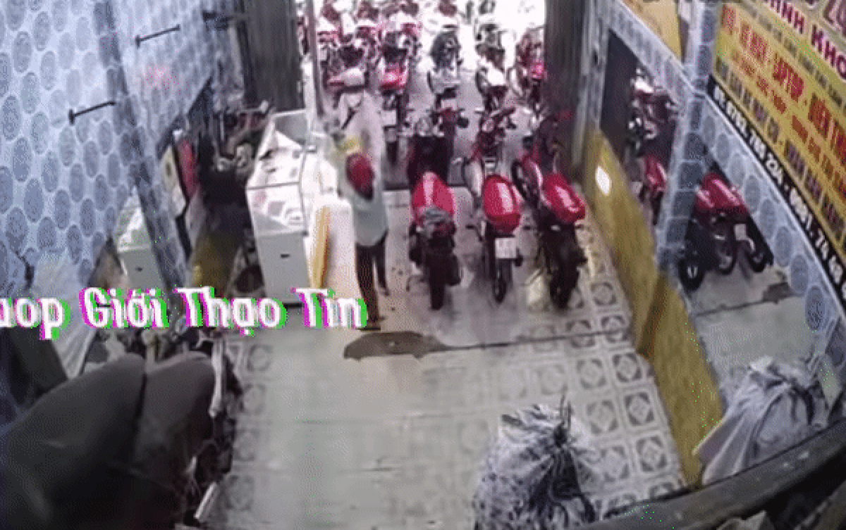 Xôn xao clip con trai vung tay định đánh mẹ vì không được mua xe máy như ý muốn Ảnh 2