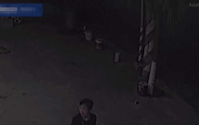 Clip: 'Thót tim' cảnh tượng bé trai rơi từ tầng 5 xuống đất và cái kết 'kỳ tích' Ảnh 2
