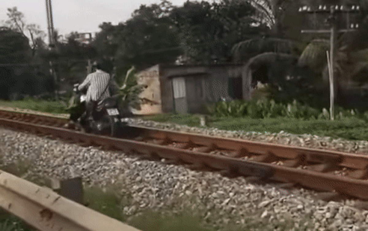 Nam thanh niên đi xe máy trên đường ray xe lửa bị chỉ trích dữ dội Ảnh 2