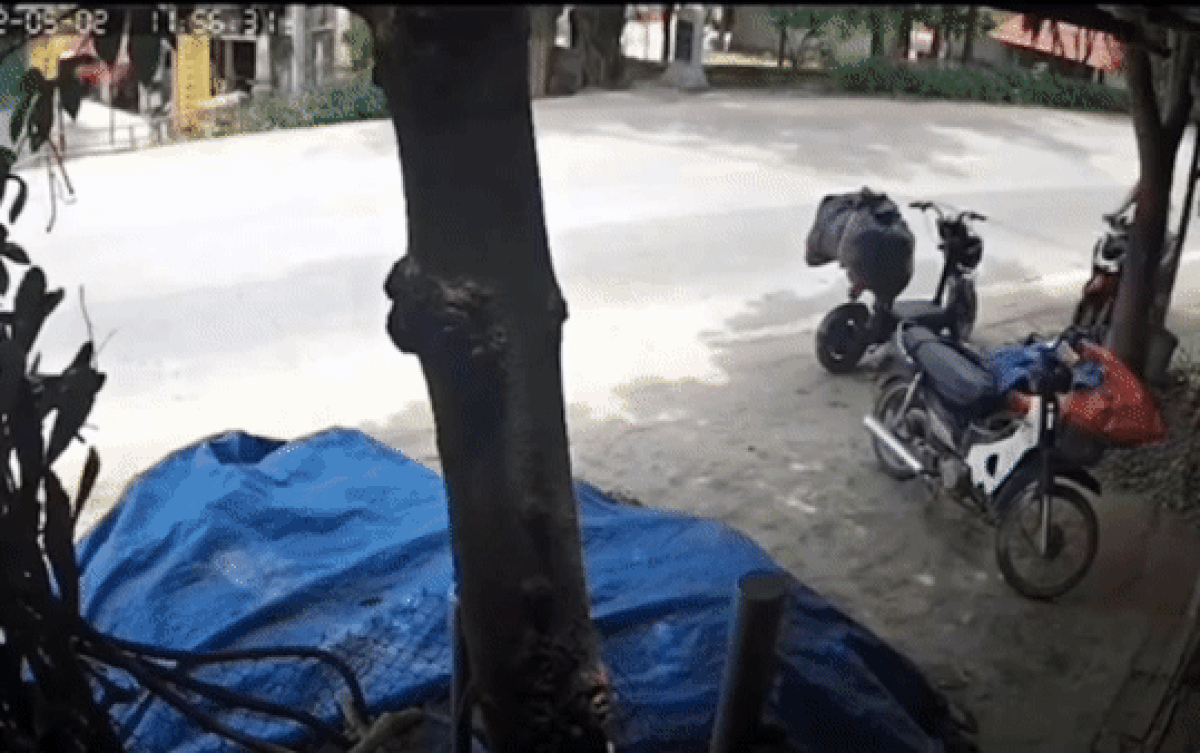 Clip: Nam thanh niên phóng xe máy như bay và cái kết đầy đau đớn Ảnh 2