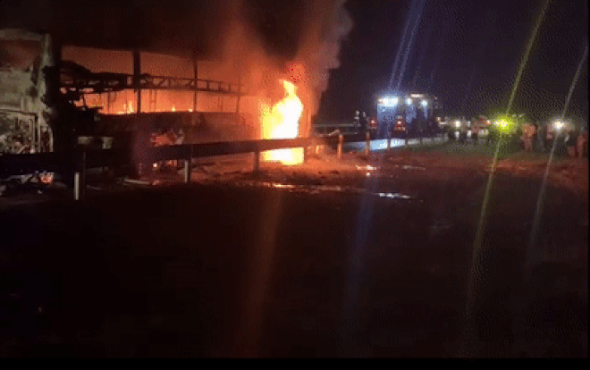 Xe khách cháy trơ khung trên cao tốc Nội Bài - Lào Cai Ảnh 2