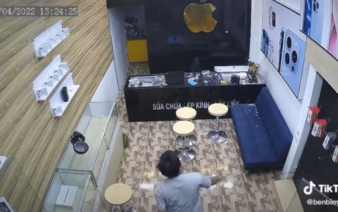 Clip: Trần nhà bỗng nhiên rung lắc như sắp sập, hai bố con bất ngờ đón một vị khách 'xuyên không' Ảnh 2