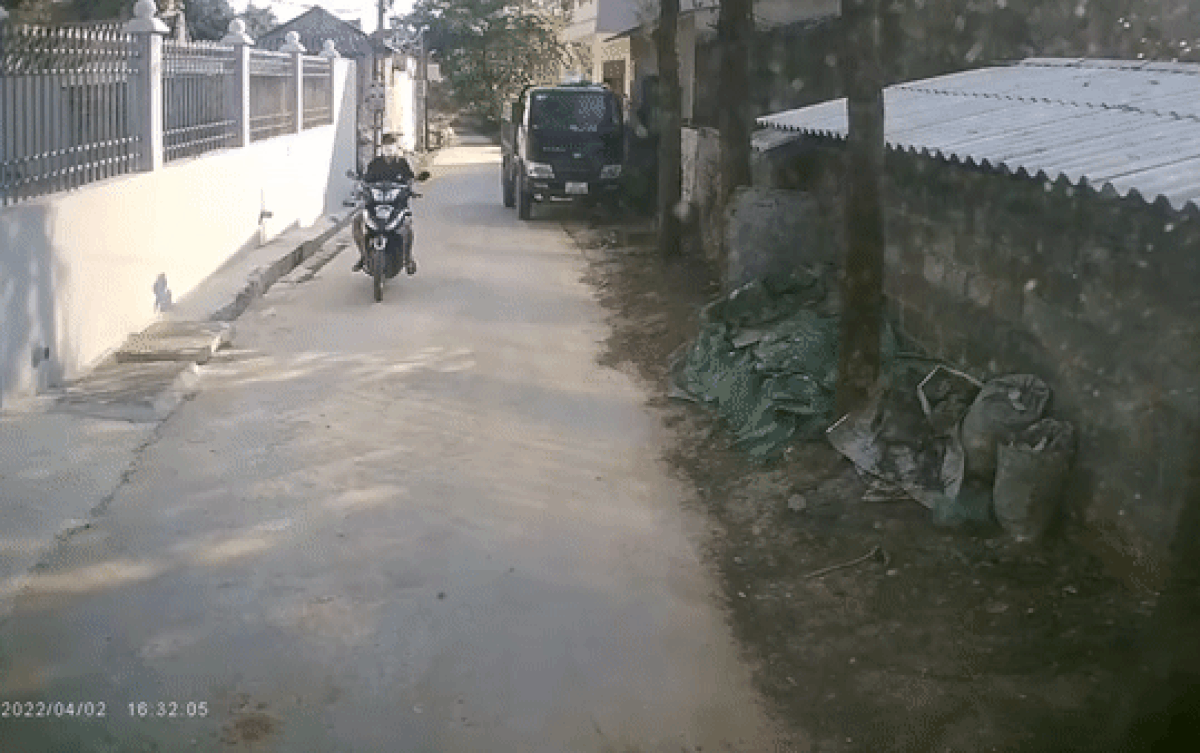 Clip: Người đàn ông 'hổ báo' tự ý dựng xe máy chắn giữa đường làng, không cho xe cộ nào qua lại Ảnh 2