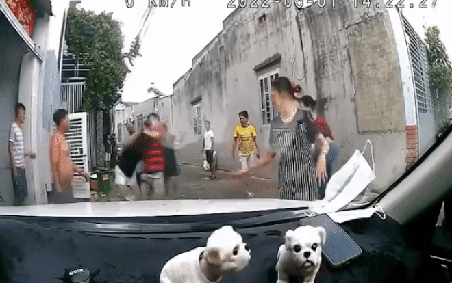 'Điên tiết' vì bị đánh, cô gái rút giày cao gót 'táng' vào đầu tài xế 'tóe máu' sau tranh chấp trong ngõ Ảnh 2