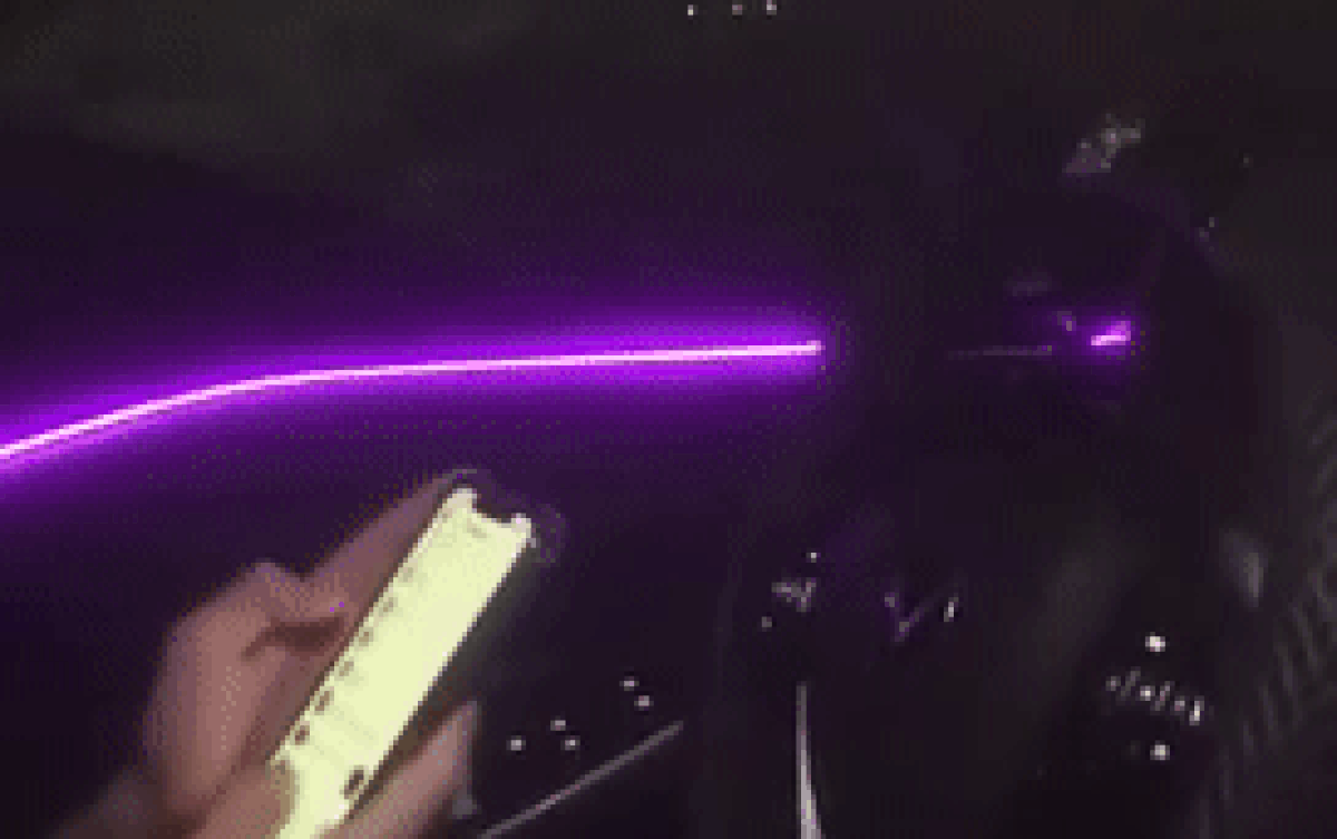 Tài xế thản nhiên 'dán mắt' vào điện thoại khi đang lái xe, dân mạng tinh mắt 'bóc trần' sự thật Ảnh 2