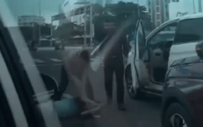 Xôn xao clip nam tài xế Grab bị nhóm người hành hung dã man ngay giữa giao lộ ở Đà Nẵng Ảnh 2