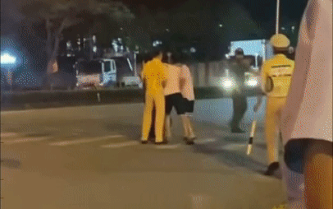 Clip: Thanh niên hung hăng túm cổ áo, vung nắm đấm với lực lượng cảnh sát và cái kết 'đáng đời' Ảnh 2