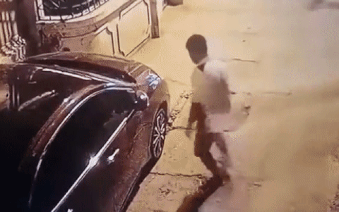 Nửa đêm, người đàn ông lén lút cầm dao 'lượn' quanh xe ô tô nhà hàng xóm, camera bóc trọn hành vi xấu xí Ảnh 2