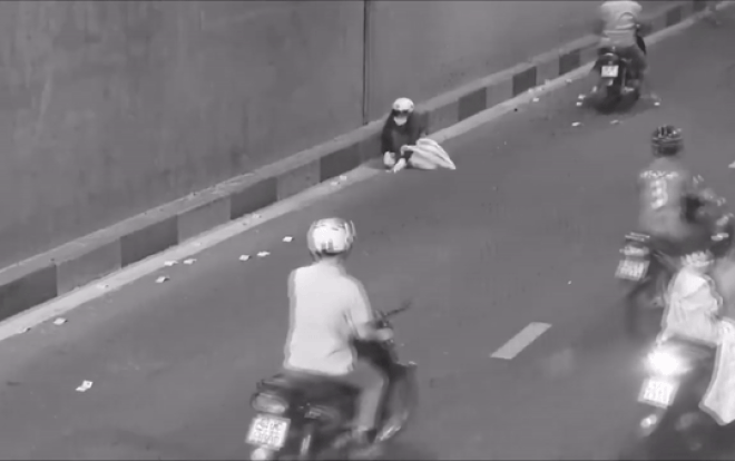 Clip: Tiền bay tứ tung khắp hầm chui Đà Nẵng, hành động của những người dân sau đó khiến ai cũng cảm động Ảnh 2