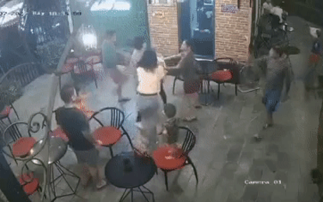 Clip: Nhóm người xúm lại đấm, tát tới tấp nữ nhân viên quán cà phê Ảnh 2