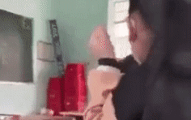 Nữ sinh cầm mũ bảo hiểm đánh bạn tới tấp trước mặt thầy giáo ngay trong lớp học Ảnh 2