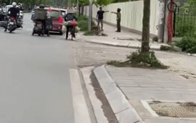 Xô xát giữa đường, người đàn ông bỏ chạy thục mạng khi đối phương lục ô tô rút ra một vật Ảnh 2