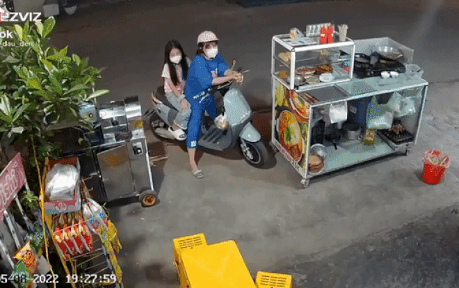 Clip: Đứng sát lề đường chờ đồ ăn, hai cô gái bất ngờ ngã lăn quay vì một 'bóng đen' lướt qua Ảnh 2